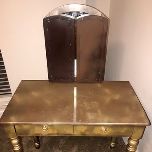 Tocador de madera café con dorado comuníquese